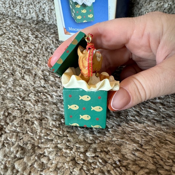 Hallmark Keepsake Collectors Series ornament 2005 Mischievous Kitten - Picture 2 of 8